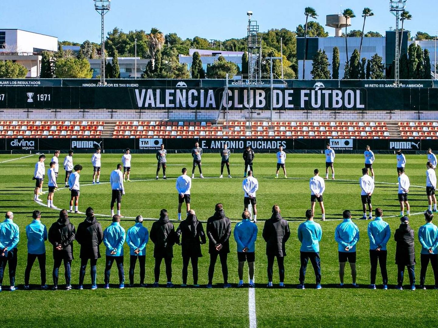 La plantilla del Valencia guarda un minuto de silencio en el entrenamiento (@valenciacf).