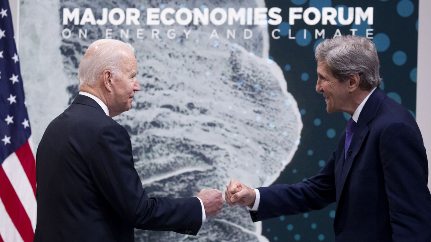 El presidente Biden y el Enviado Especial para el Cambio Climático, John Kerry, durante el encuentro (EFE/M.Reynolds)