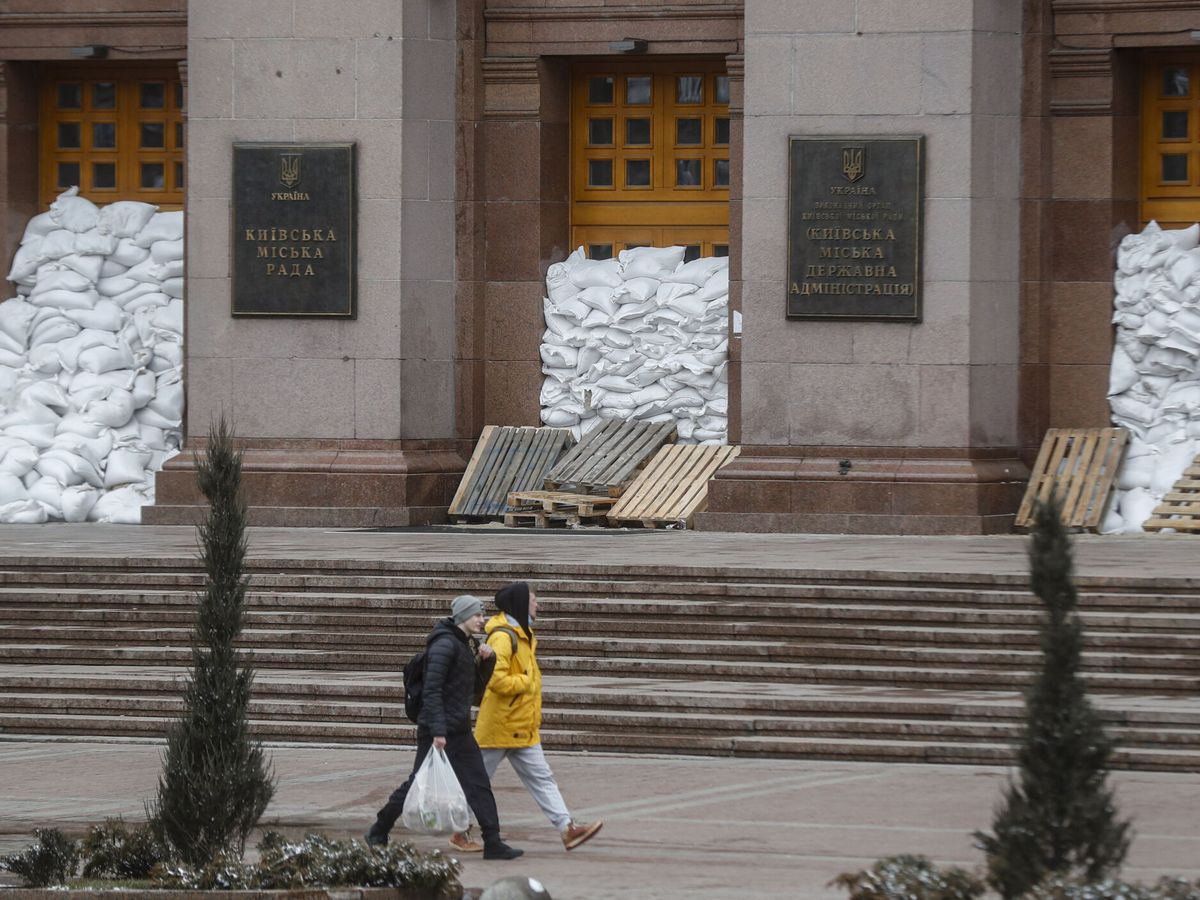 Foto: Bolsas de arena refuerzan las ventanas del Ayuntamiento de Kiev. (EFE/EPA/Zurab Kurtsikidze)  