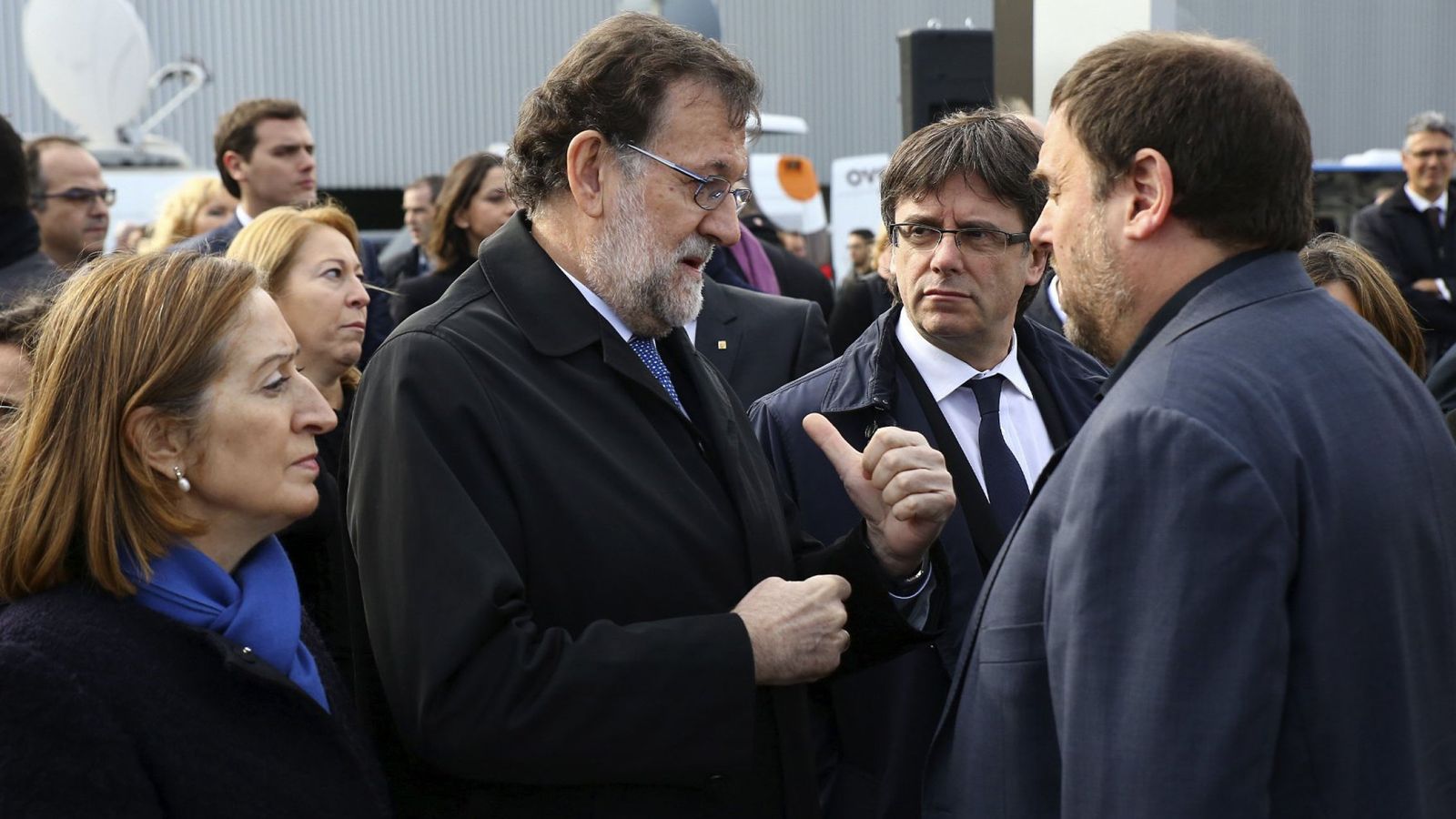 Foto: Mariano Rajoy y Oriol Junqueras conversan ante la mirada de Ana Pastor y Carles Puigdemont. (EFE)
