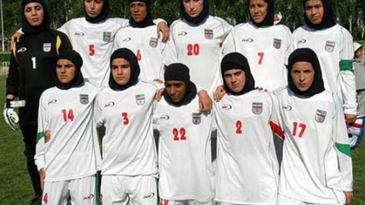 ¿Ocho hombres infiltrados en el equipo femenino de fútbol de Irán? 