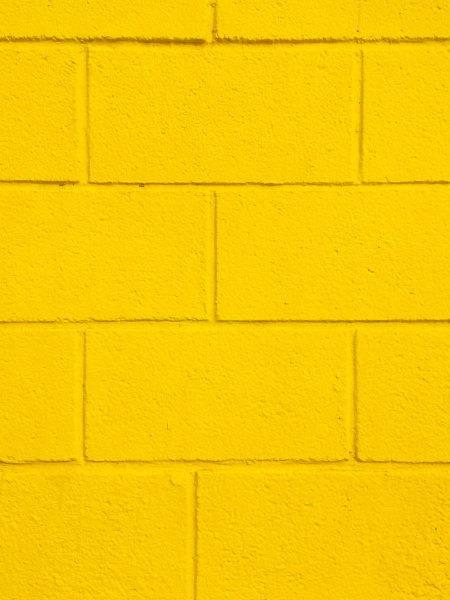 Paredes pintadas de amarillo. (Unsplash/David Pisnoy)