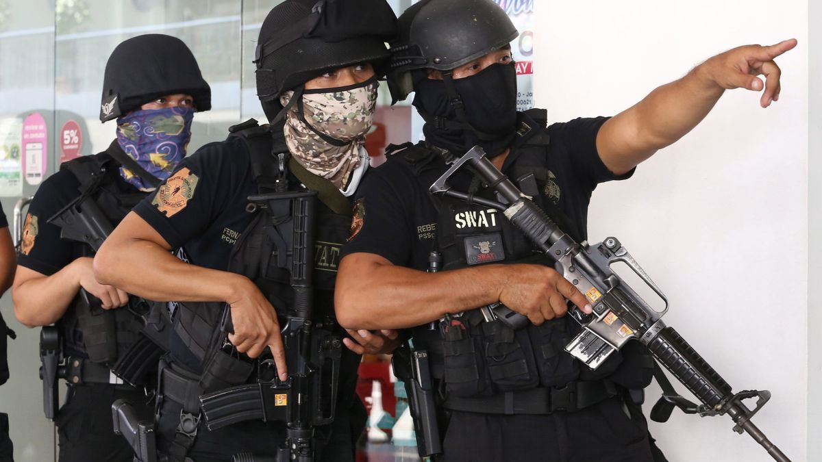 Un hombre se atrinchera en un centro comercial con 30 rehenes en Filipinas