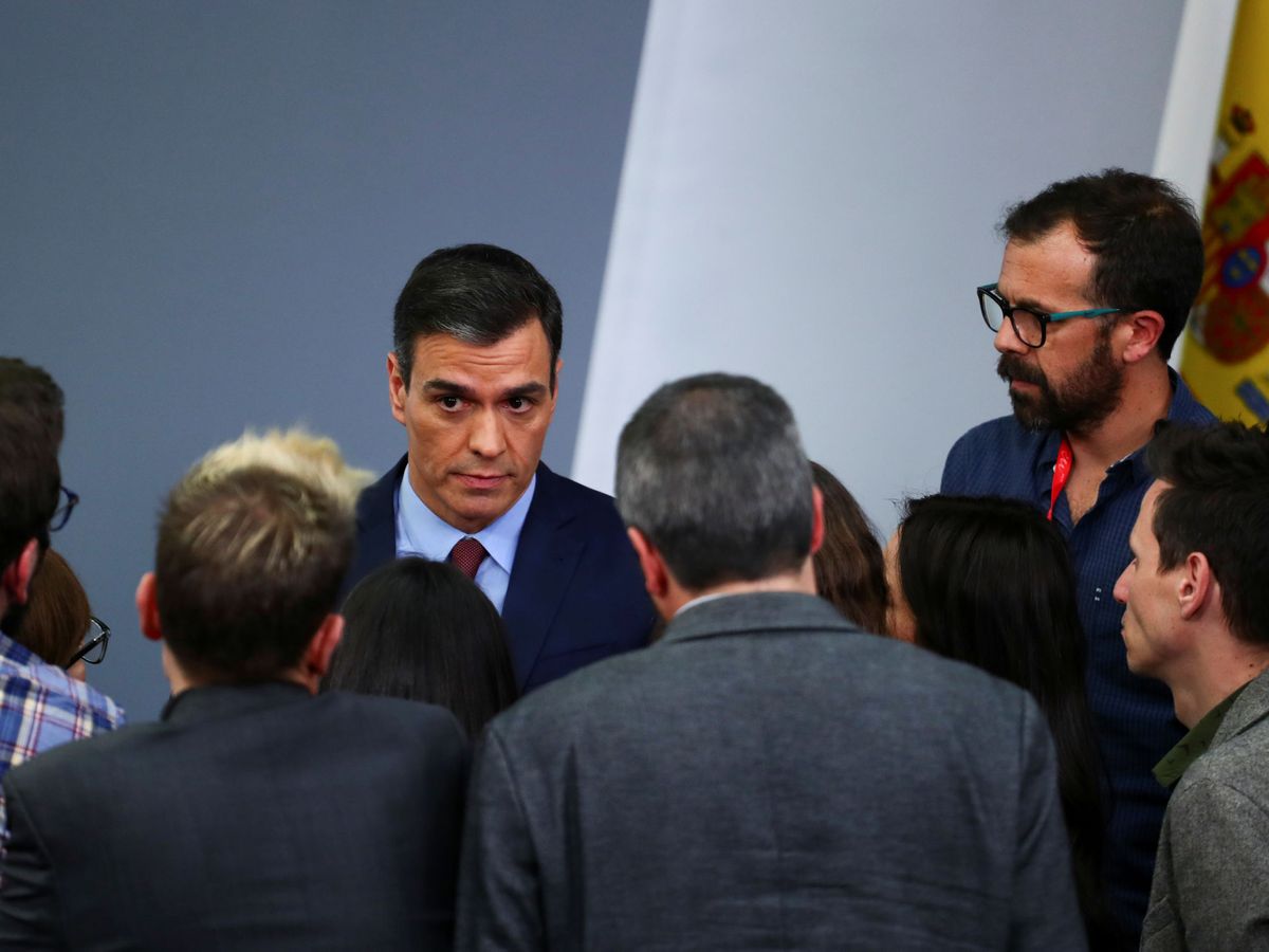Foto: El presidente del Gobierno, Pedro Sánchez, habla con los periodistas. (Reuters)