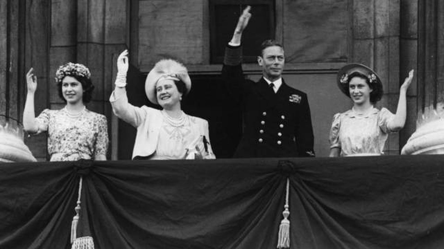 La familia real británica saluda desde el balcón. (Getty)