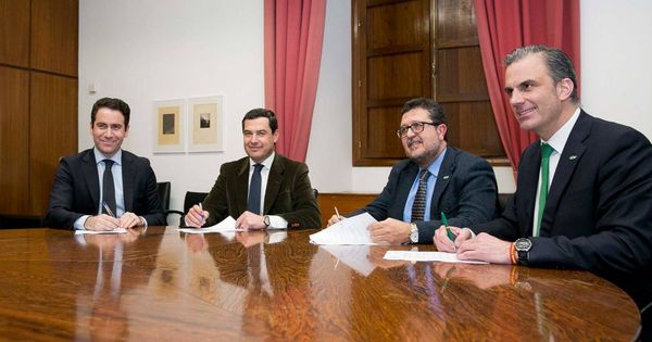 Foto: Teodoro García Egea, Juan Manuel Moreno Bonilla, Francisco Serrano y Javier Ortega durante la firma del acuerdo.