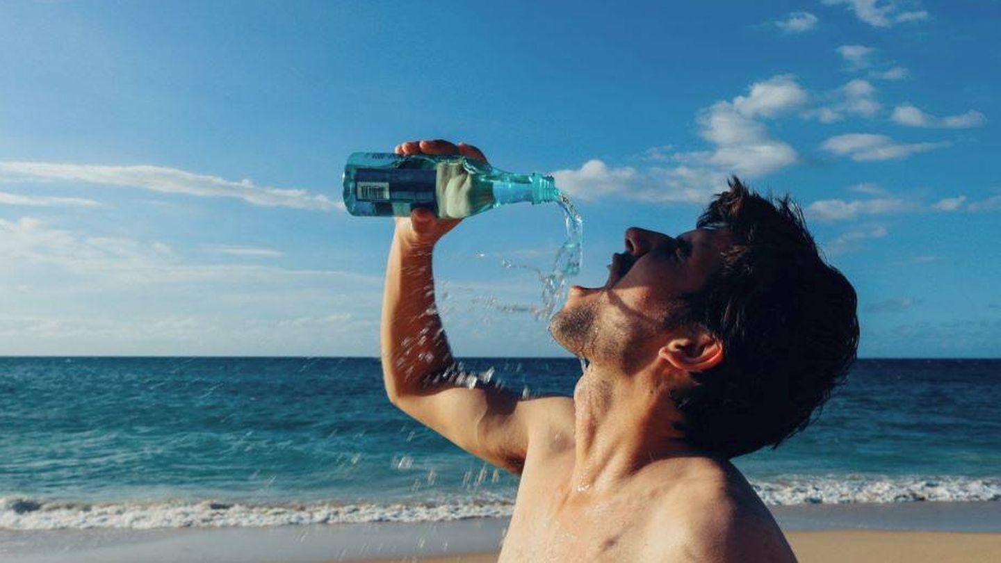 Beber agua es importante durante todo el año, pero más aún durante las olas de calor. (Foto: PxHere)