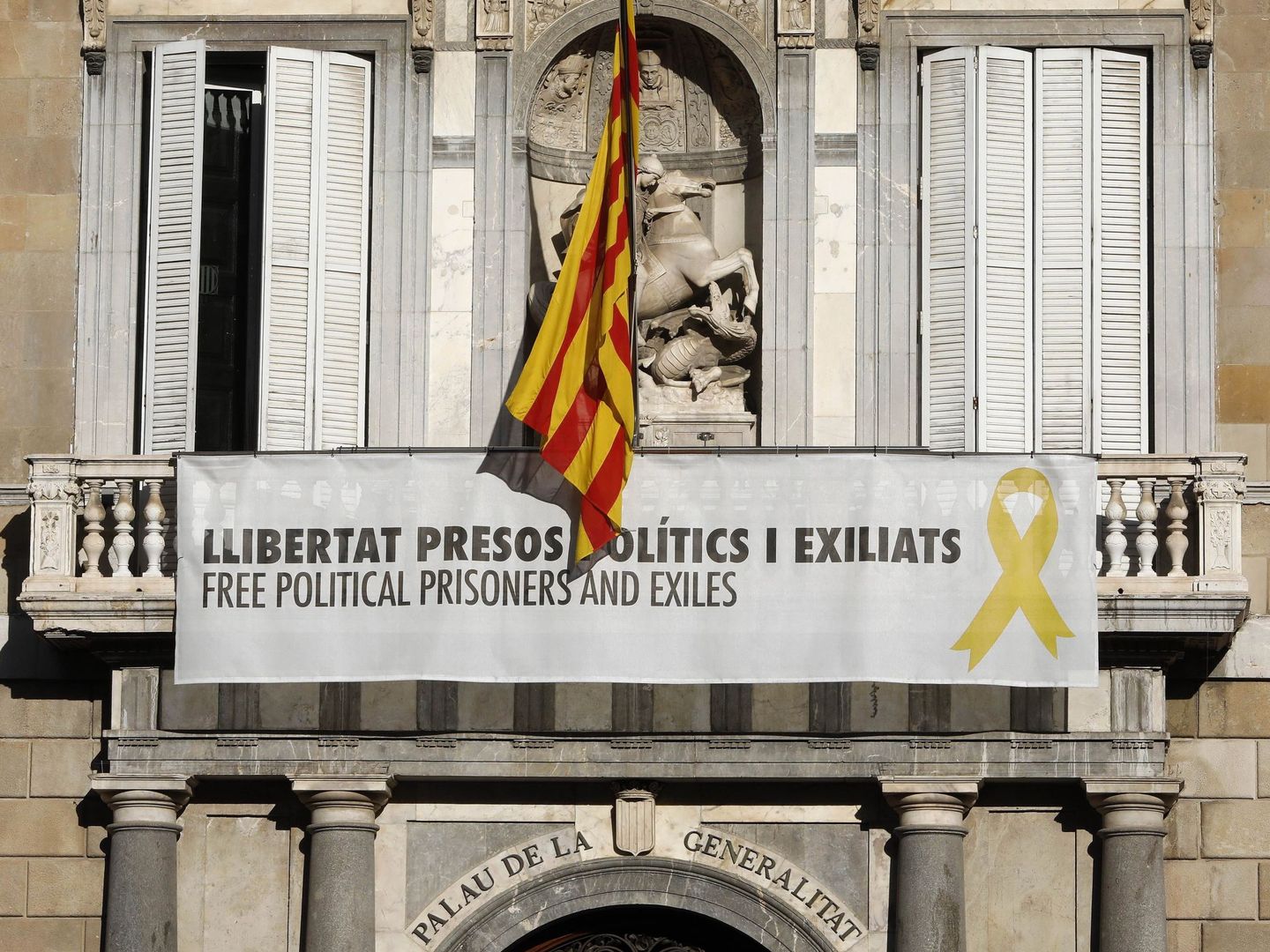 Pancarta con un lazo amarillo en la fachada del Palau de la Generalitat, en marzo de 2019. (EFE)