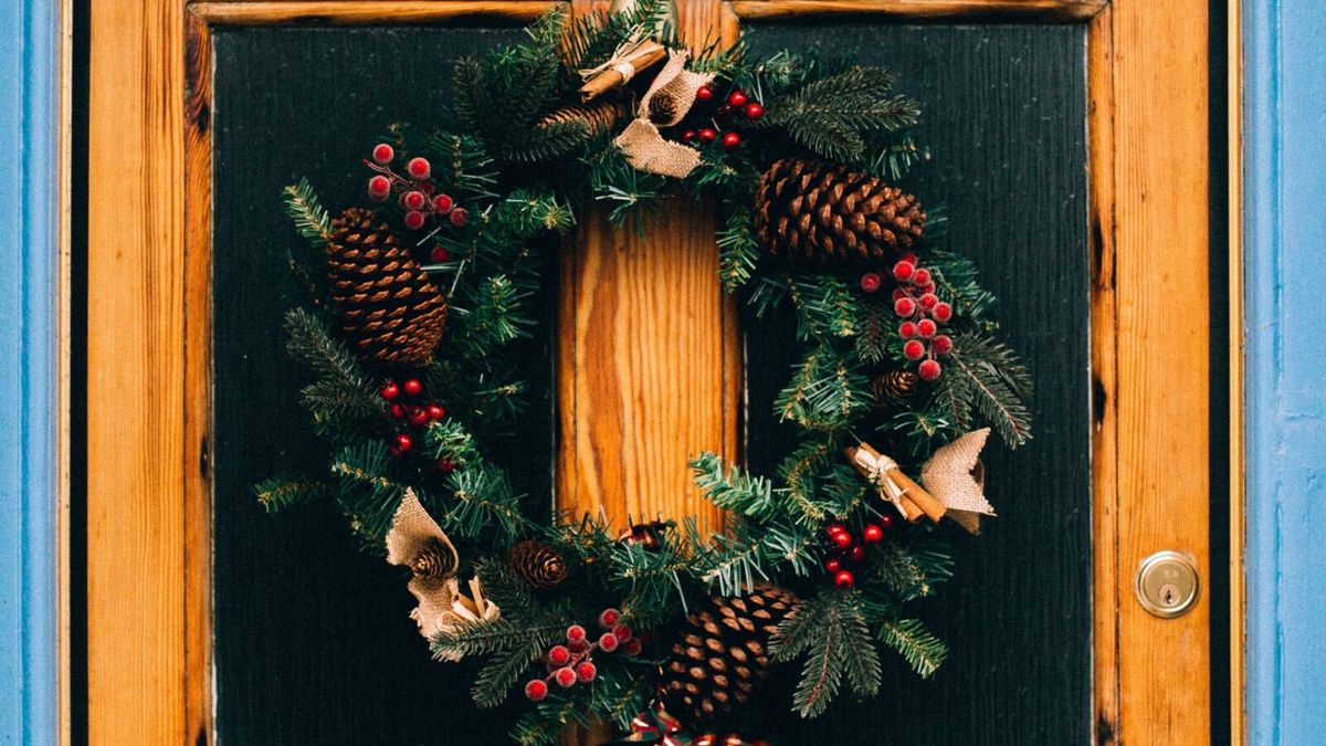 5 accesorios navideños para decorar la puerta de casa con estilo