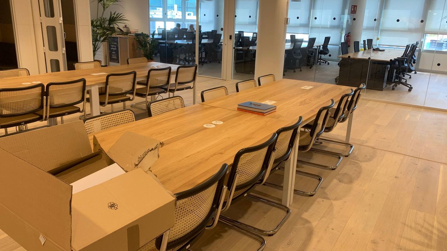 Un sitio en los 'hotdesks' (primer término en la imagen) vale desde 250 euros/mes. Una mesa fija en la oficina compartida del fondo sube a los 500 euros/mes. (Foto: M.Á.M.)
