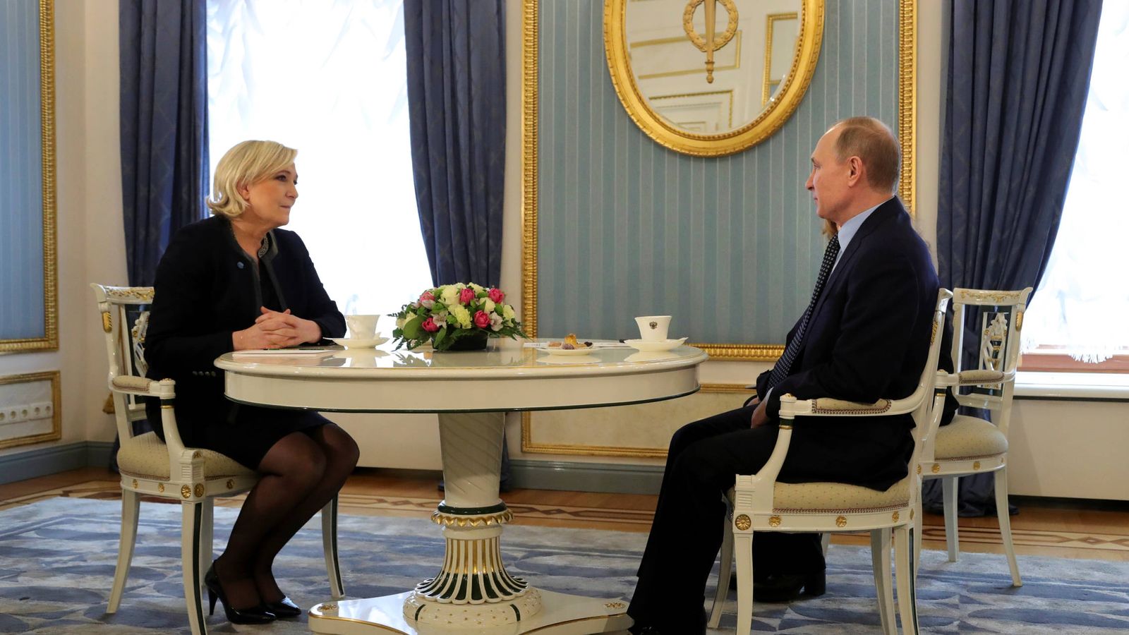 Foto: El presidente ruso Vladimir Putin con Marine Le Pen durante una reunión en Moscú, el 24 de marzo de 2017. (Reuters)