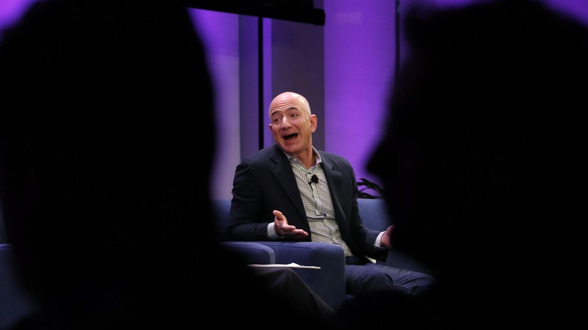 La última mutación de Jeff Bezos: convertir Amazon en una boutique de moda