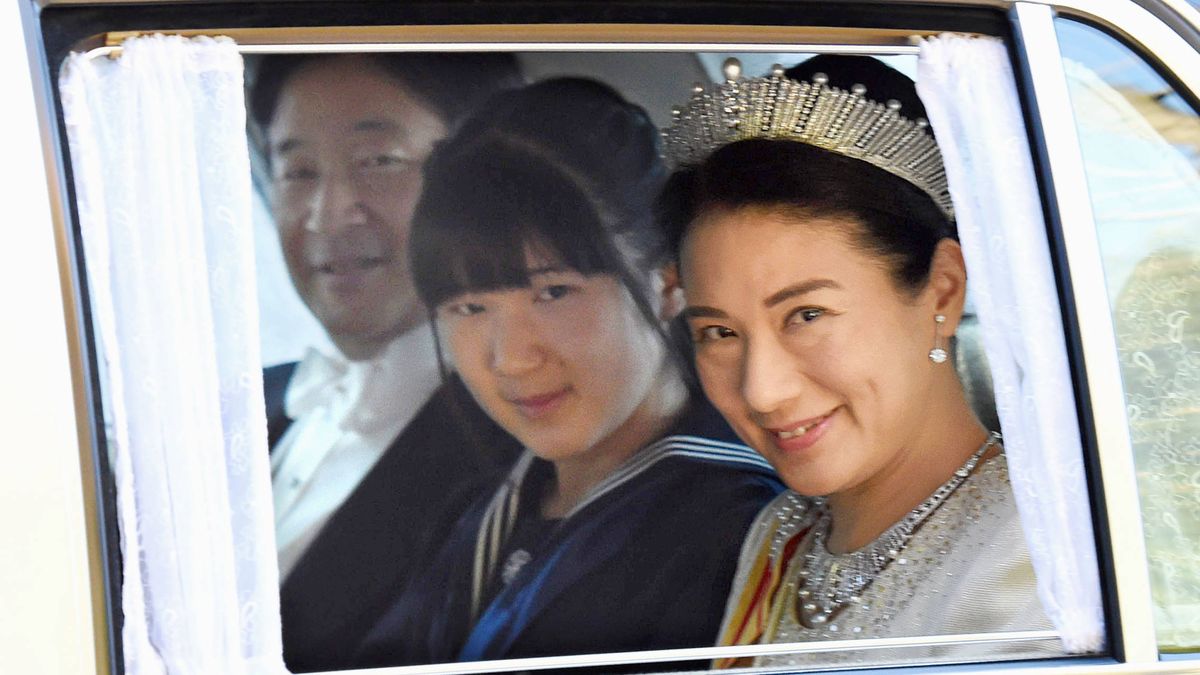 La otra princesa triste de Japón: Aiko no puede mantenerse en pie