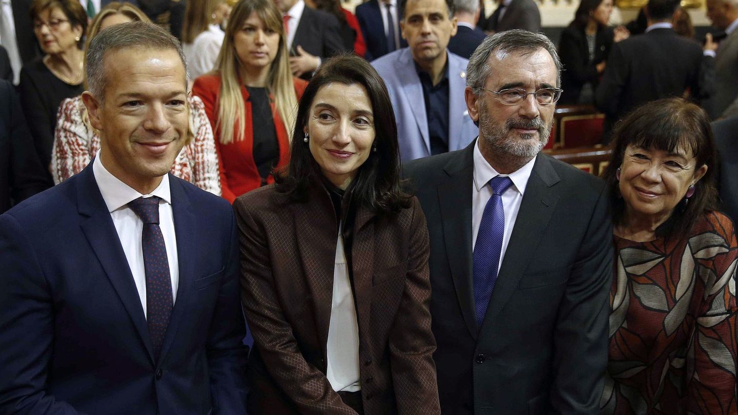 El portavoz del PSOE en el Senado, Ander Gil (i), la nueva presidenta de la cámara alta Pilar Llop (2i), el expresidente del Senado Manuel Cruz (2d) y la senadora Cristina Narbona. (EFE)