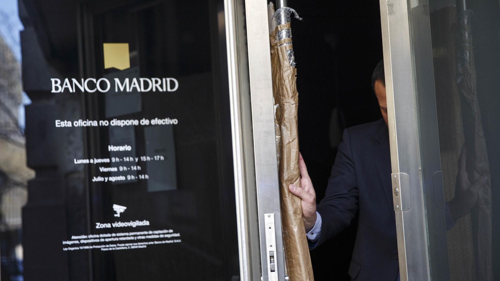 Foto: Un hombre sale de una sucursal de Banco Madrid. (Reuters)