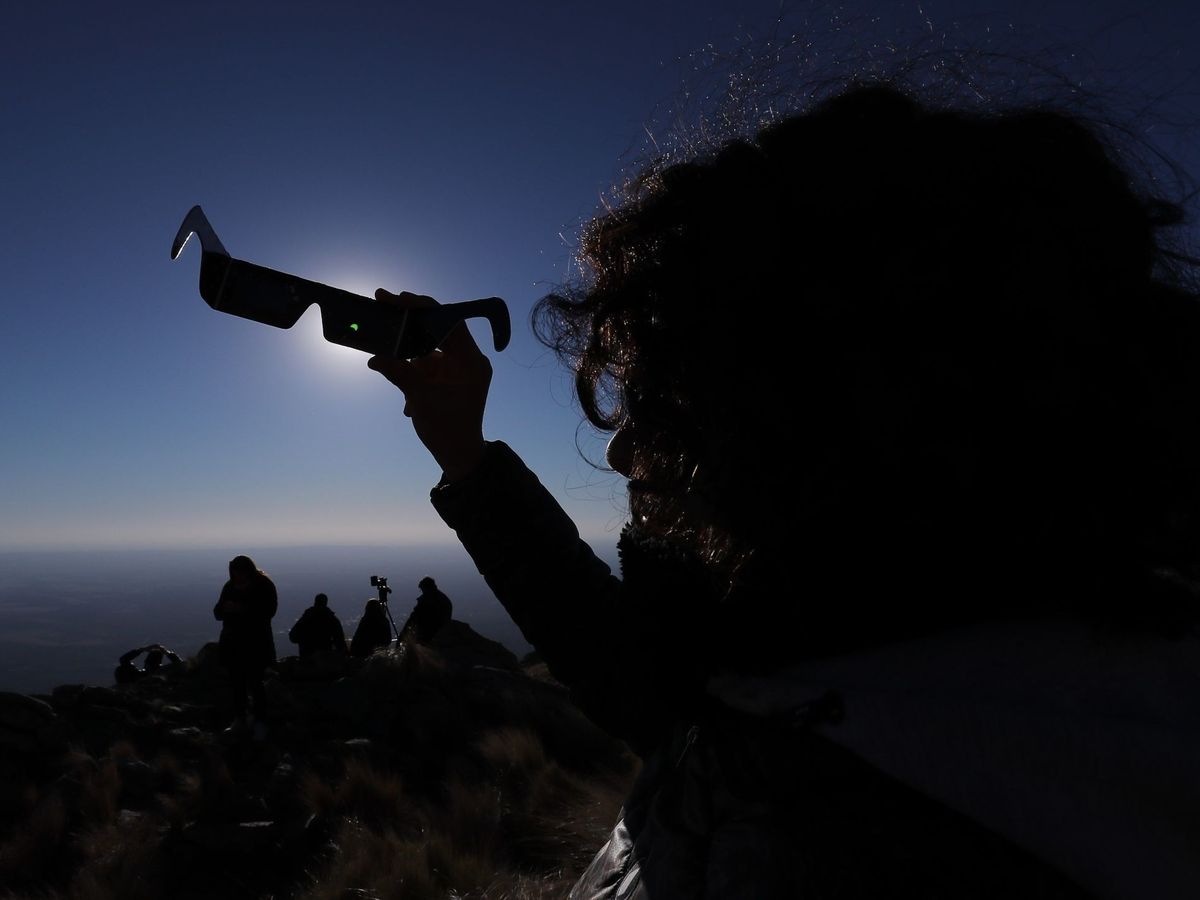 Foto: Eclipse parcial de Sol en España: desde dónde ver mejor el fenómeno hoy.