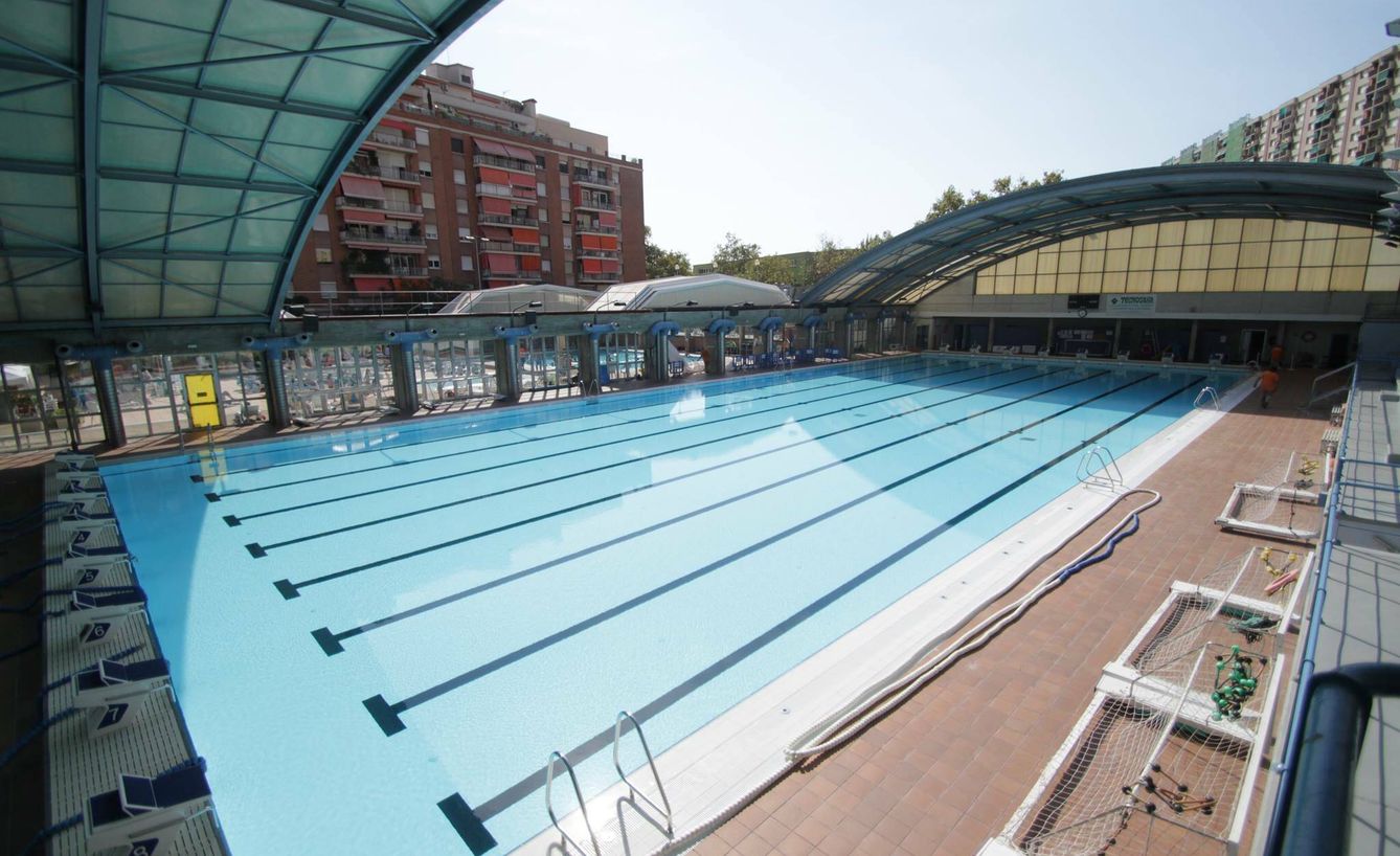 El Club Natació Sant Andreu rehabilitó en 2021 la cúpula de su piscina.