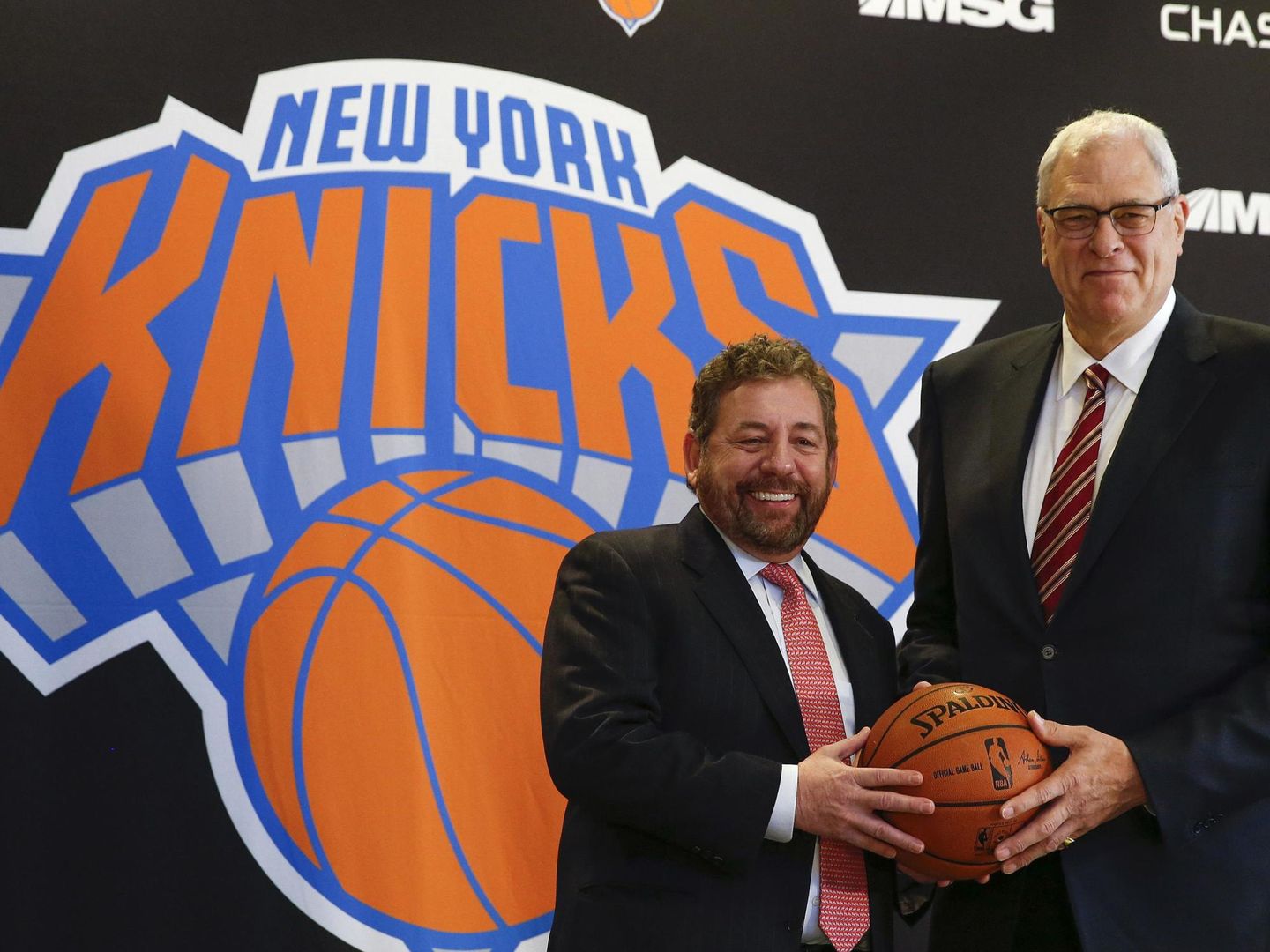 James Dolan (i) y Phil Jackson en la presentación del segundo como presidente del los Knicks en marzo de 2014. (Reuters)
