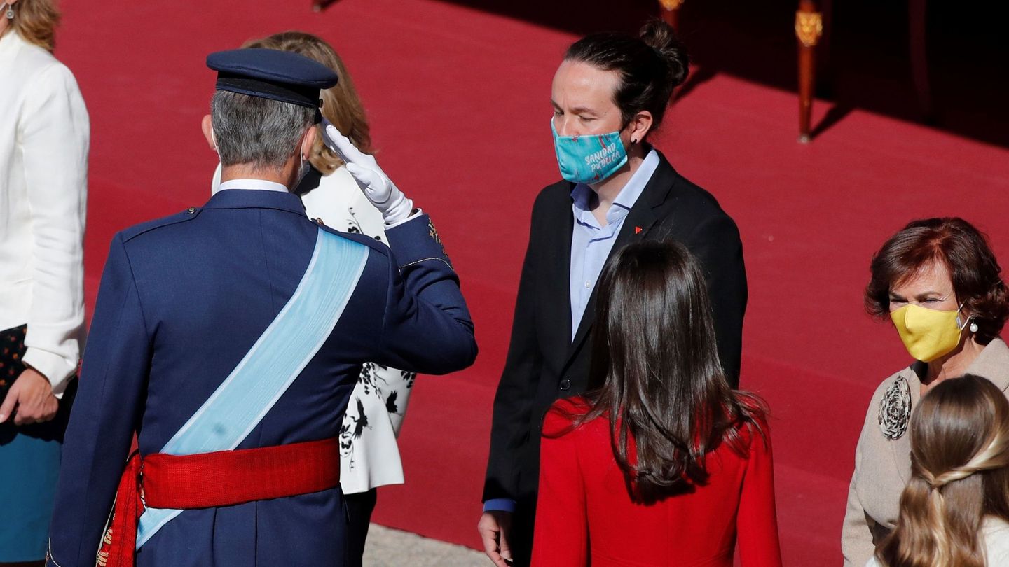 El rey Felipe saluda al vicepresidente segundo del Gobierno, Pablo Iglesias, ante la reina Letizia y la vicepresidenta, Carmen Calvo. (EFE)