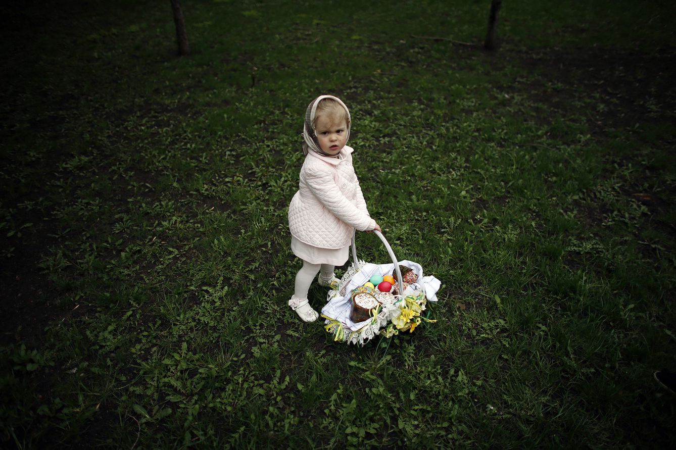 Una niña sostiene una cesta con huevos de Pascua en un parque de Donetsk (Reuters).