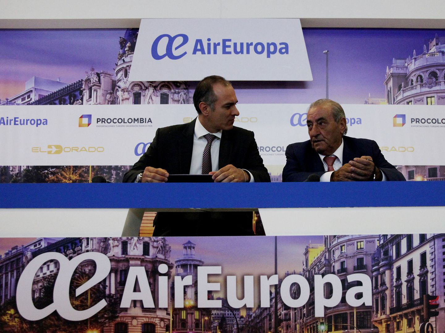 El gerente de Opaín S.A., Andrés Ortega, habla con el presidente de Air Europa, Juan José Hidalgo. (EFE)