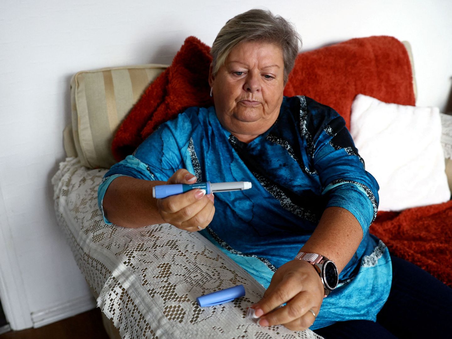 Una ciudadana británica se inyecta Ozempic. (Reuters)
