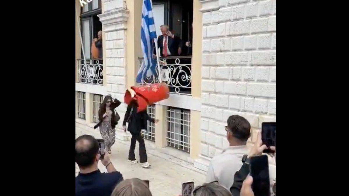 Dos turistas viajan a Grecia y les cae un jarrón gigante en la cabeza durante la celebración de la Pascua