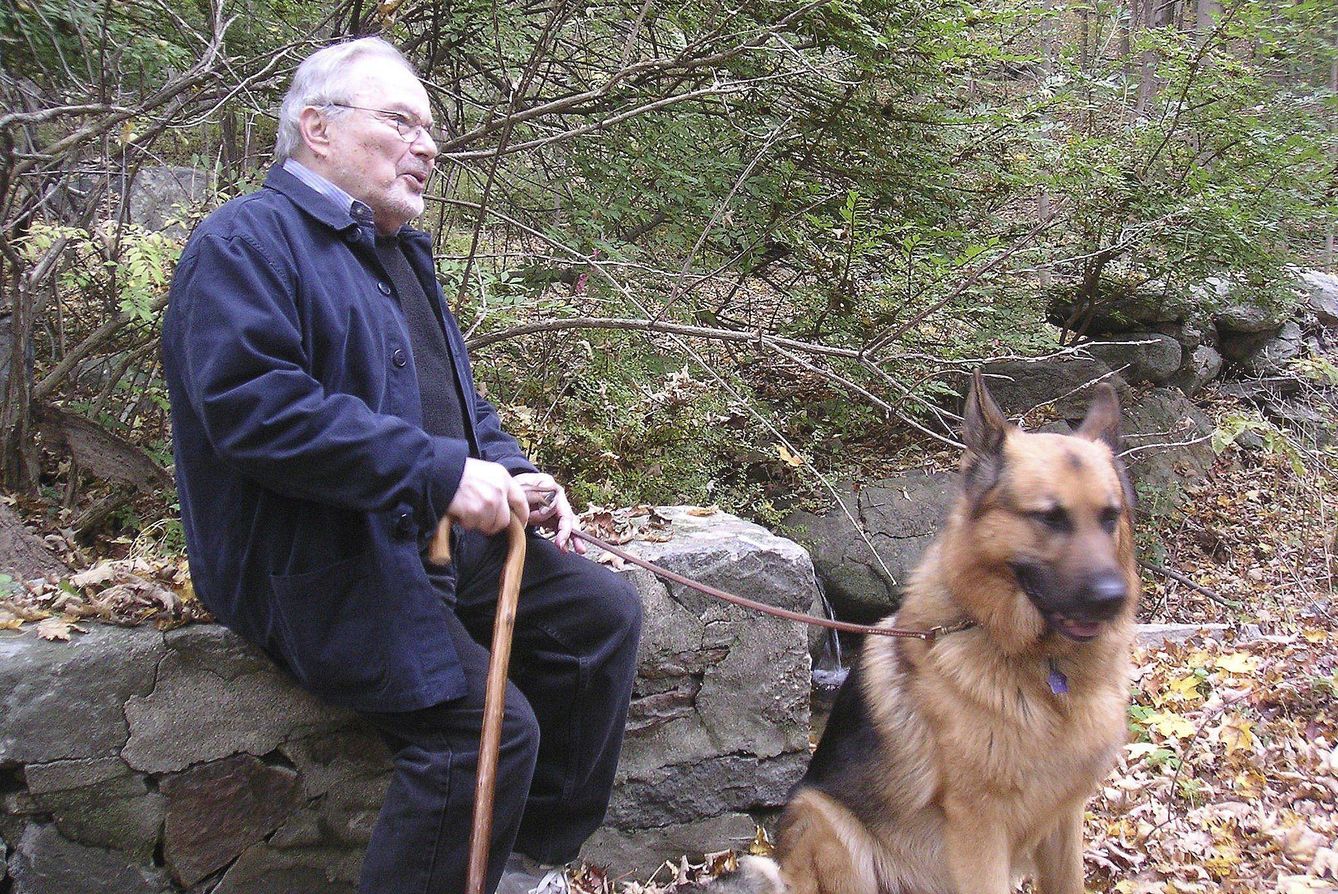 Maurice Sendak, con su perro Herman (en honor a Herman Melville), en 2004. (EFE/Frank Armstrong)