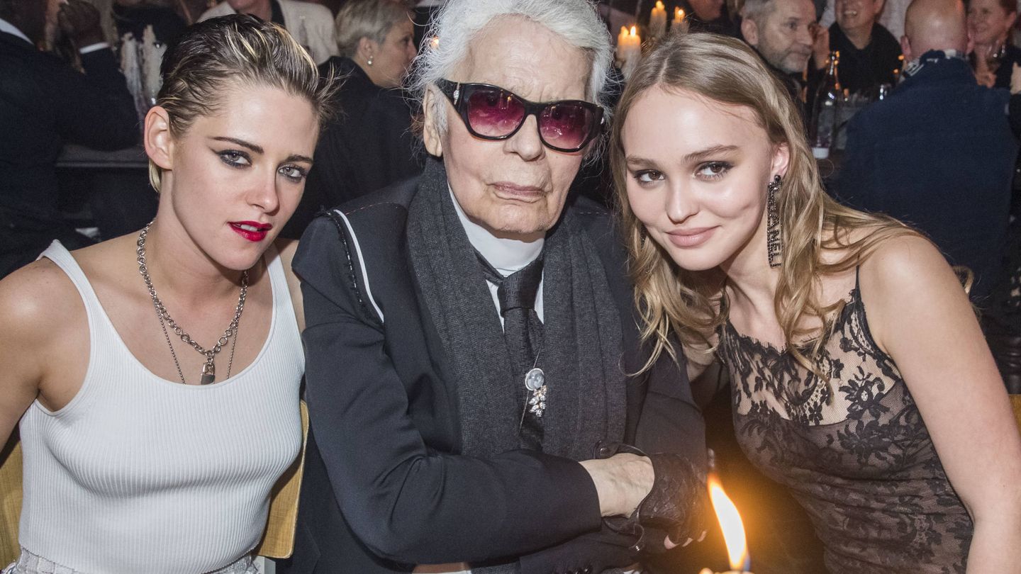 Con su mentor, Karl Lagerfeld, y su amiga Kristen Stewart. (Gtres)