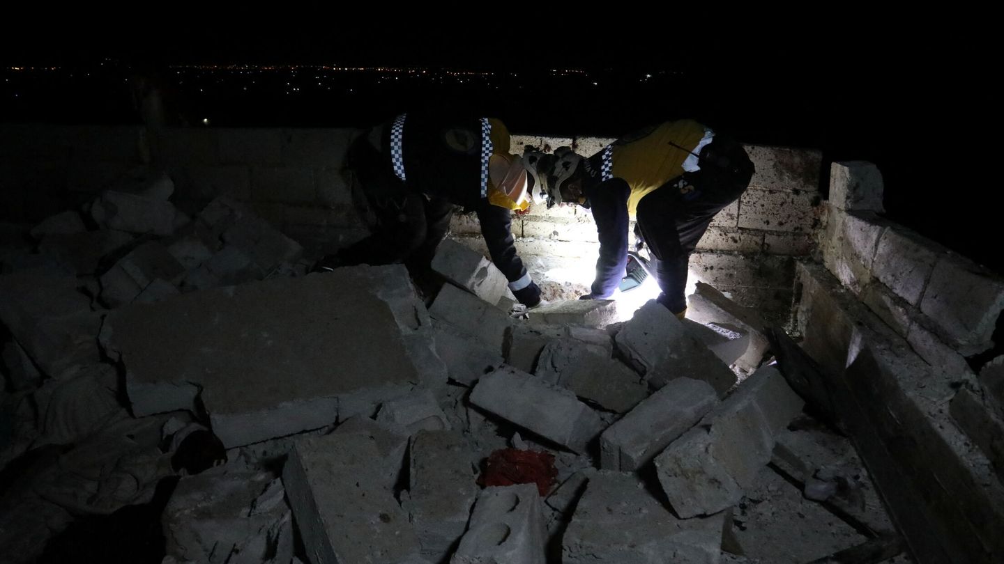Personal de emergencias entre los escombros tras la operación de EEUU. (Mohamed Al-Daher/Reuters)