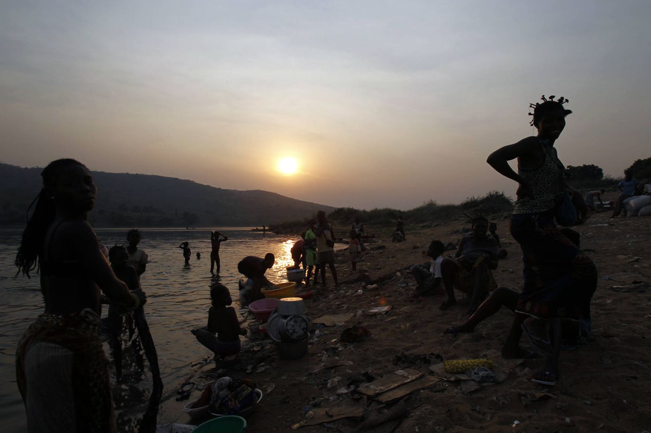 Congoleños en el río Oubangui, frontera natural entre República Centroafricana y el Congo, en febrero de 2014 (Reuters).
