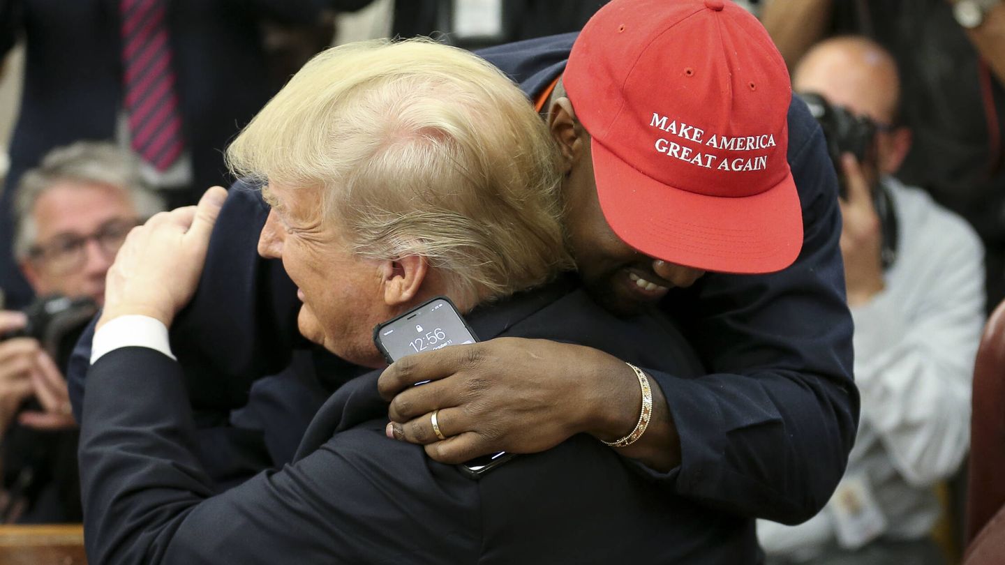 Kanye West abraza a Donald Trump en una imagen de archivo. (Getty/Oliver Contreras)