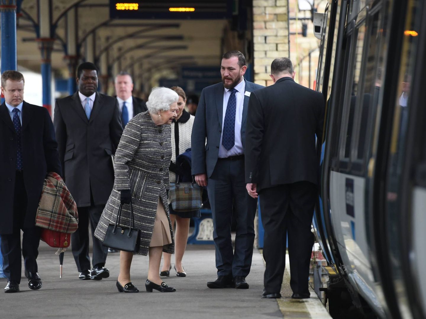 La reina Isabel, en la estación de tren King's Lynn. (Cordon Press)