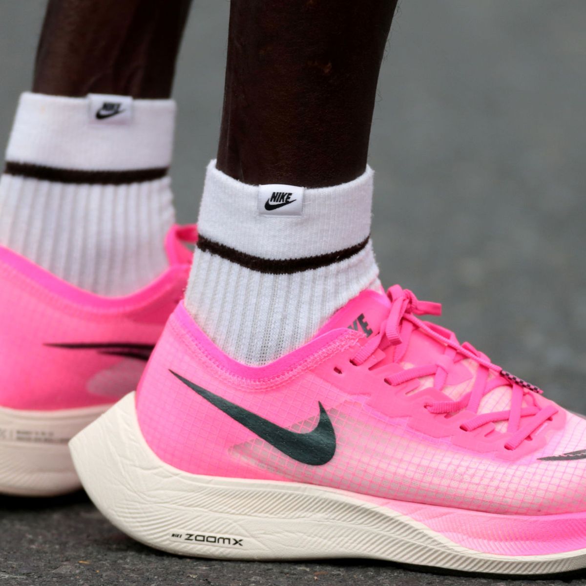 cesar católico arco Las zapatillas 'mágicas' de Nike no se prohibirán por ahora y estarán en  los Juegos