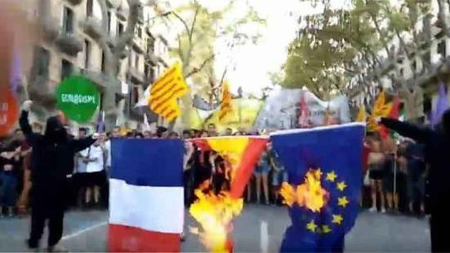 Quema banderas en manifestación anticapitalista Barcelona (Twitter)
