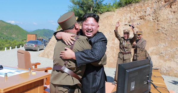 Foto: El líder norcoreano, Kim Jong-un, reacciona tras un ensayo balístico, en una imagen difundida por la Agencia KCNA. (Reuters) 