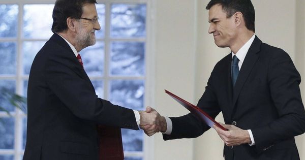 Foto: Mariano Rajoy y Pedro Sánchez se saludan antes de reunirse. (EFE)