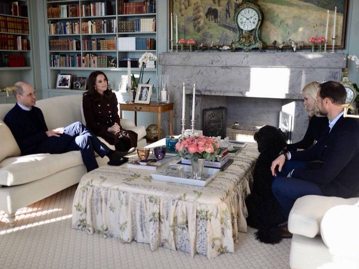 Haakon y Mette-Marit, durante una visita de los duques de Cambridge en 2018. (Heiko Junge, Scanpix / Casa Real)