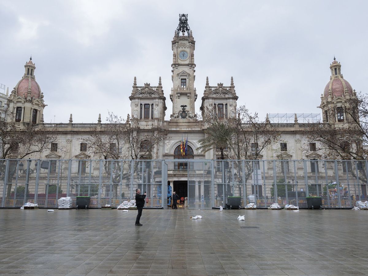 Foto: Vista general de la plaza del Ayuntamiento de Valencia acondicionada para la mascletà. (EFE/Biel Aliño)