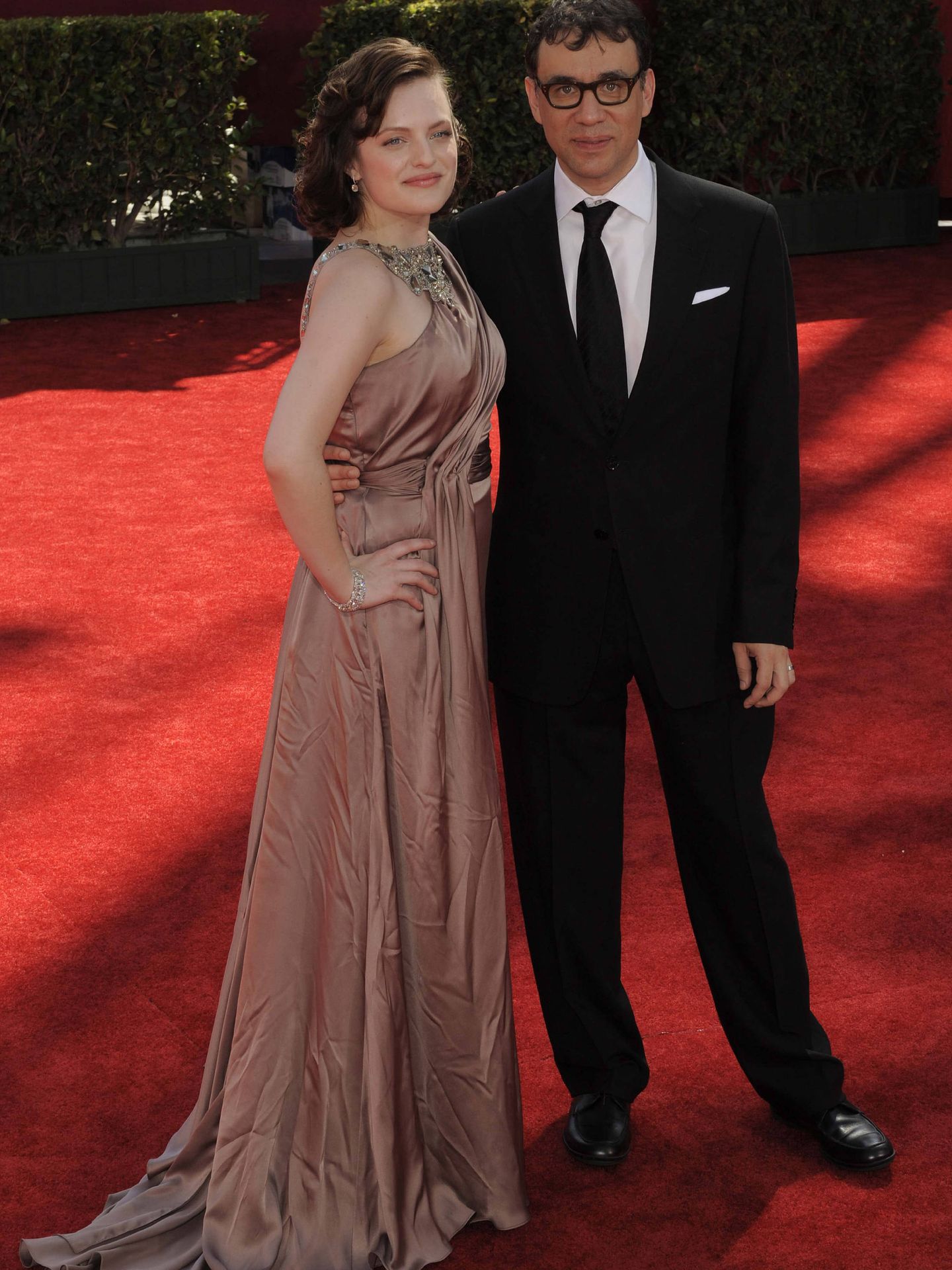 Elisabeth Moss, en 2009, junto a su entonces marido, Fred Armisen. (EFE)