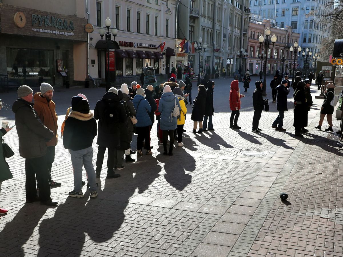 Foto: Colas para sacar dinero en Moscú. (EFE/Maxim Shipenkov)