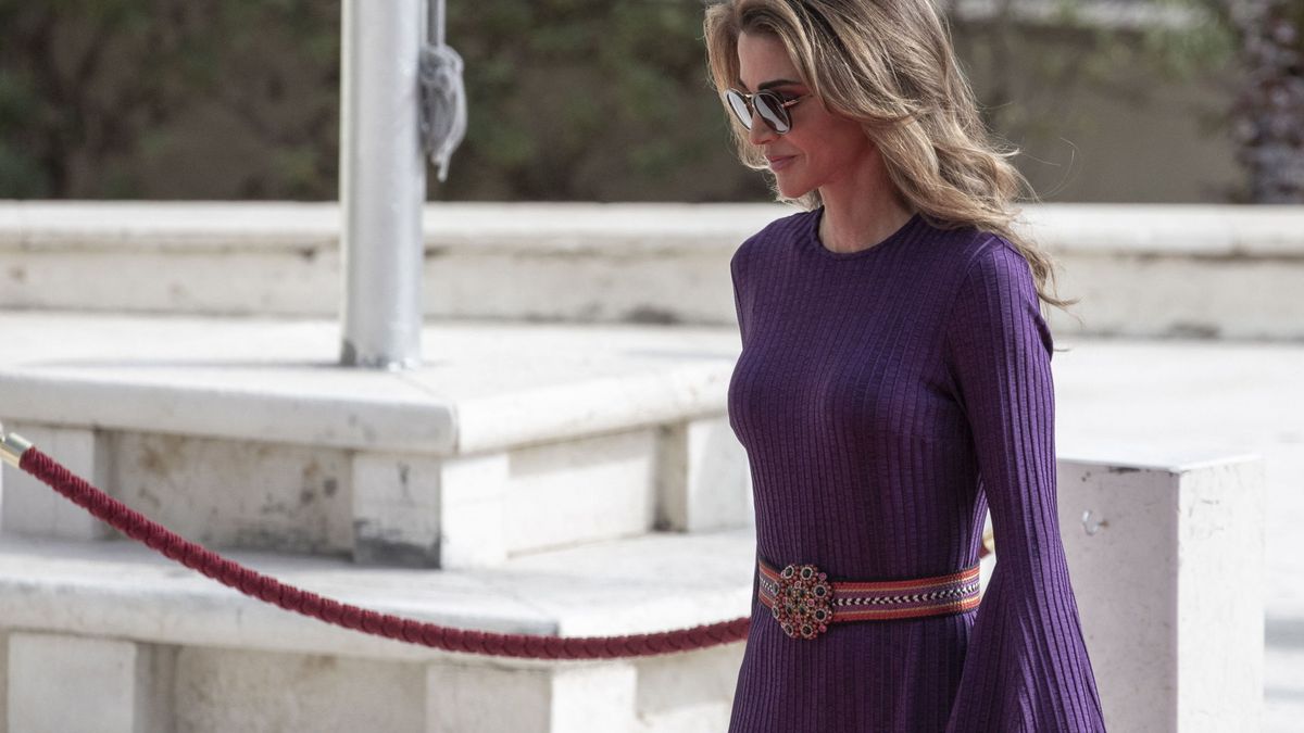 Rania de Jordania reinventa el clásico estampado marinero con una nueva blusa