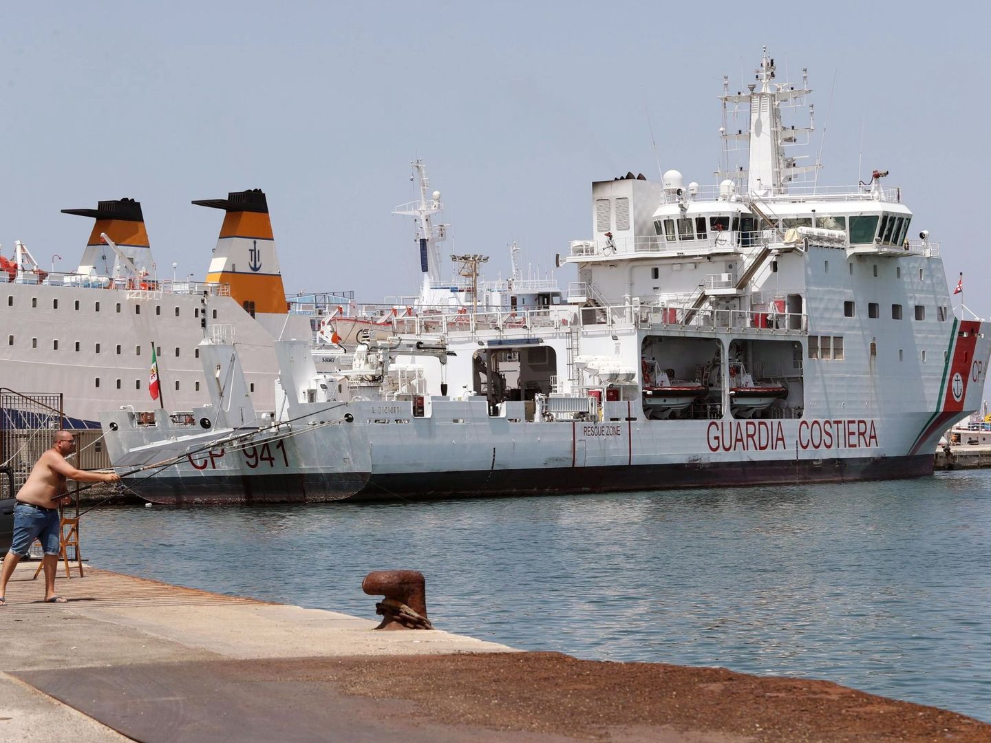 El barco de la Guardia Costera italiana 'Diciotti' que ha recogido a los migrantes. (EFE)