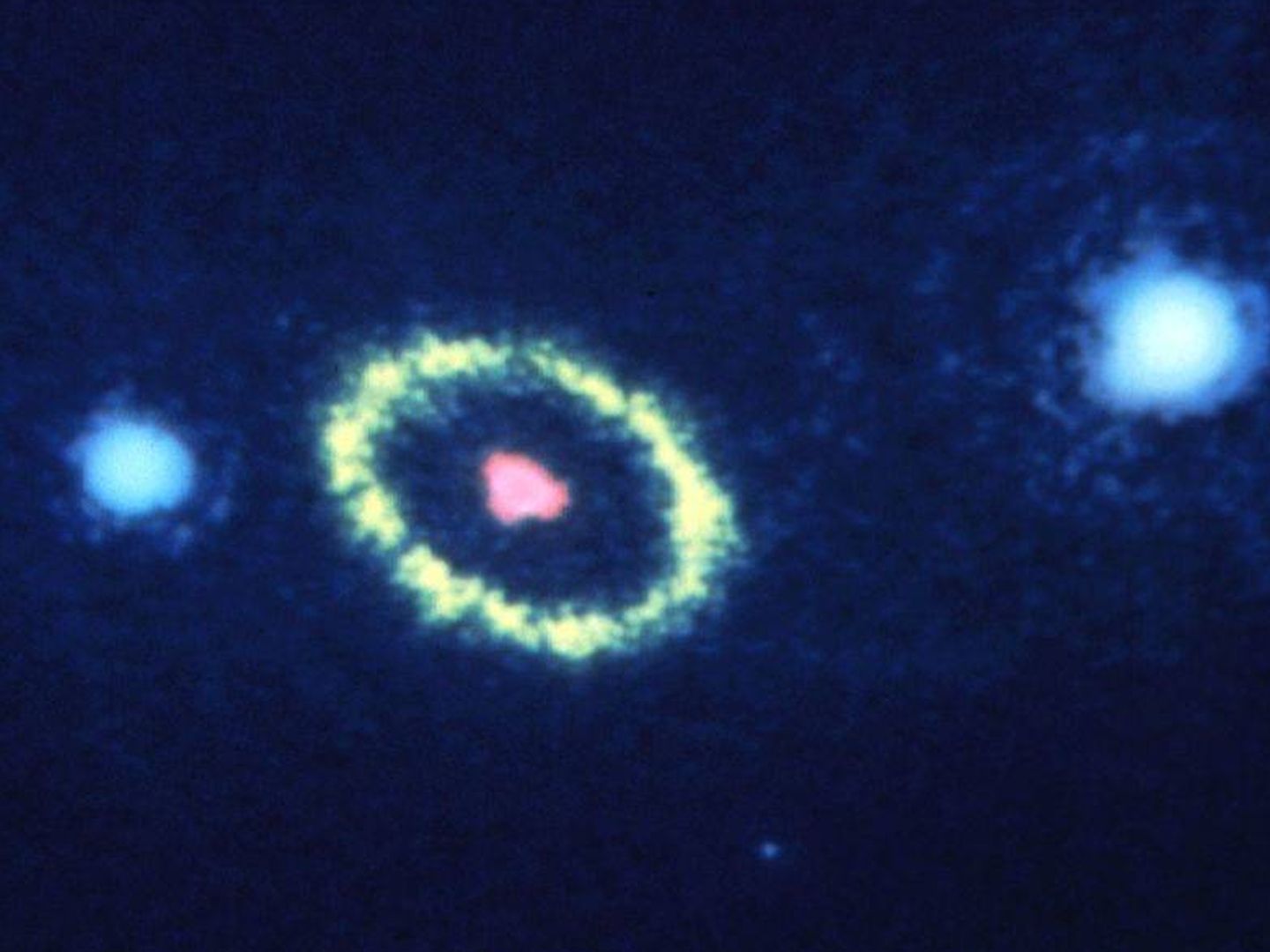 La primera foto de la explosión de una supernova muestra un anillo luminiscente de gas de 1,3 años luz de largo con su centro todavía incandescente. Distancia estimada: 	170.000 años luz.