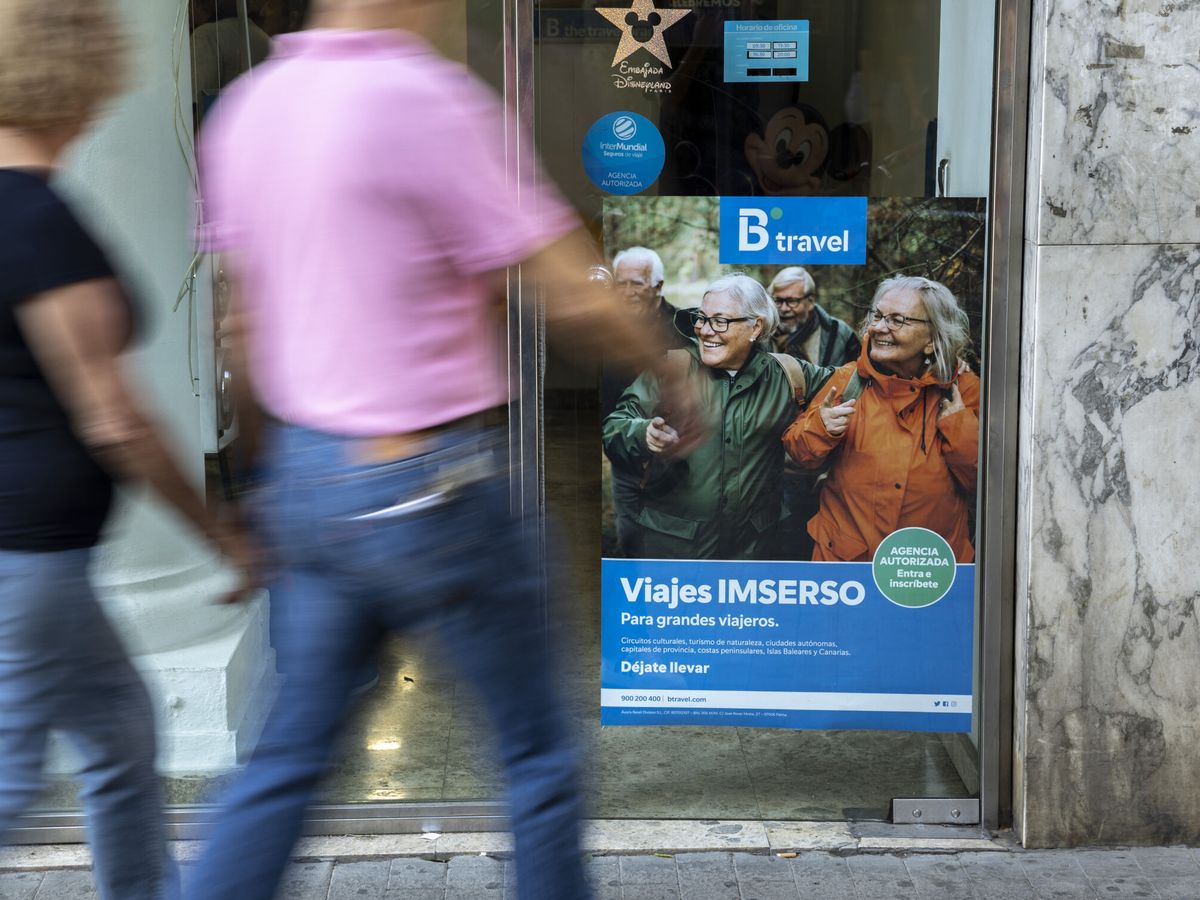 Foto: Un cartel turístico del Imserso. (EFE/Biel Aliño)