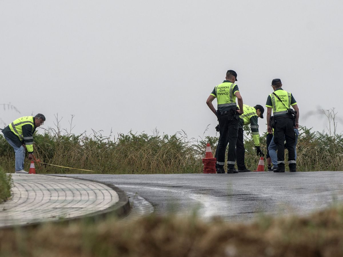 Foto: Agentes de la Guardia Civil en la investigación de un accidente de tráfico. (EFE/Emilio Pérez)