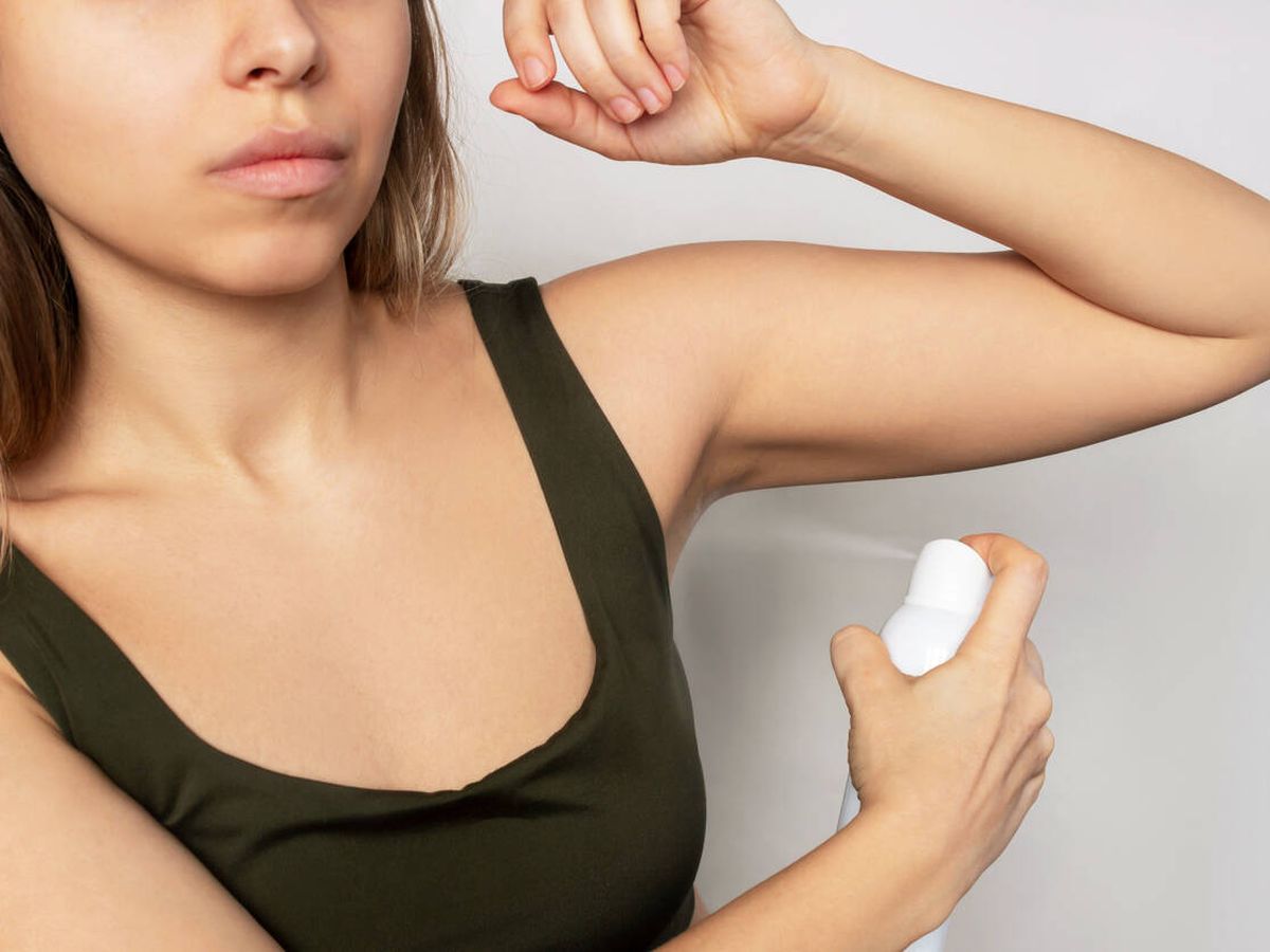 Foto: Los desodorantes pueden provocar dermatitis tanto en hombres como mujeres (iStock)