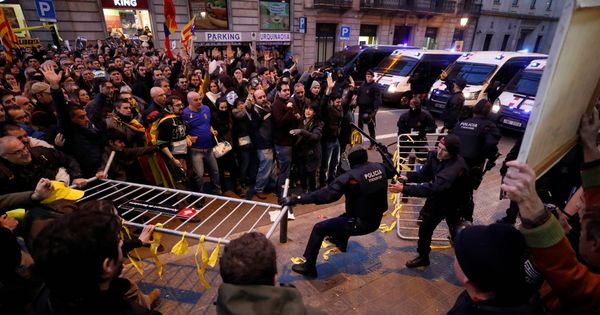 Foto: Enfrentamientos entre los Mossos d'Esquadra y los manifestantes independentistas en los aledaños del Palau de la Música. (Reuters)