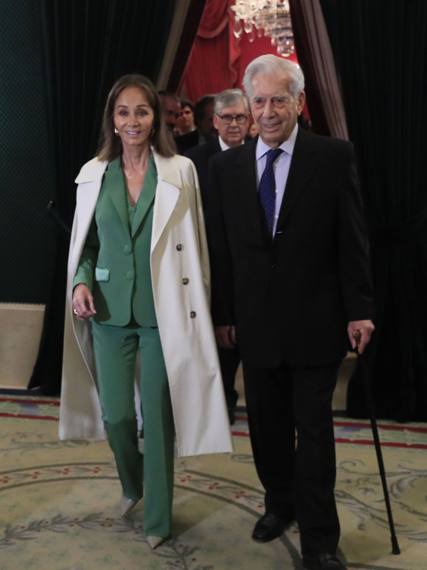 Mario Vargas Llosa e Isabel Preysler, en el  acto de entrega del premio Madrileño del Año en el Teatro Real de Madrid. (EFE/Fernando Alvarado) 