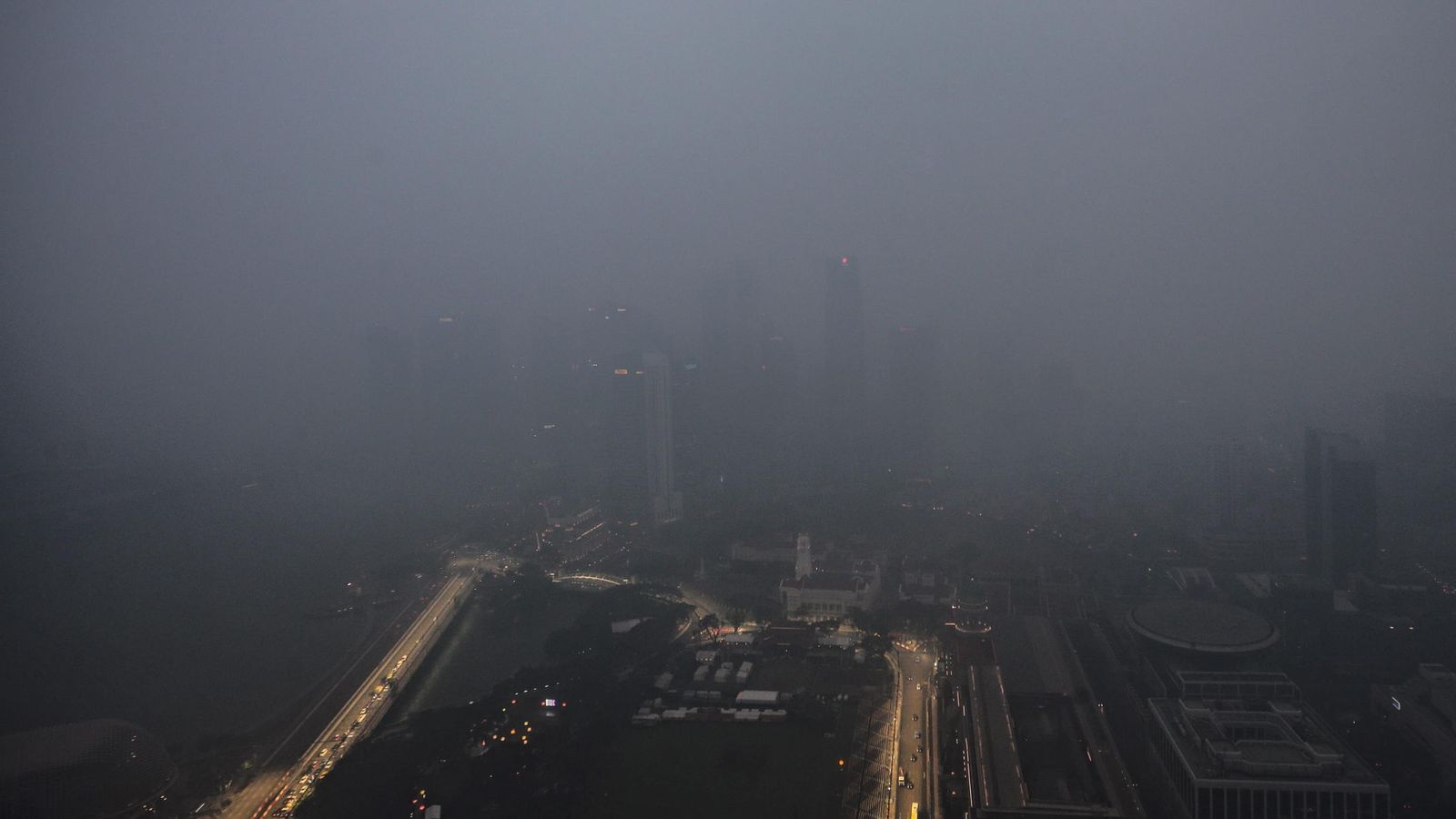 Foto: Este lunes, niebla y humo en Singapur.